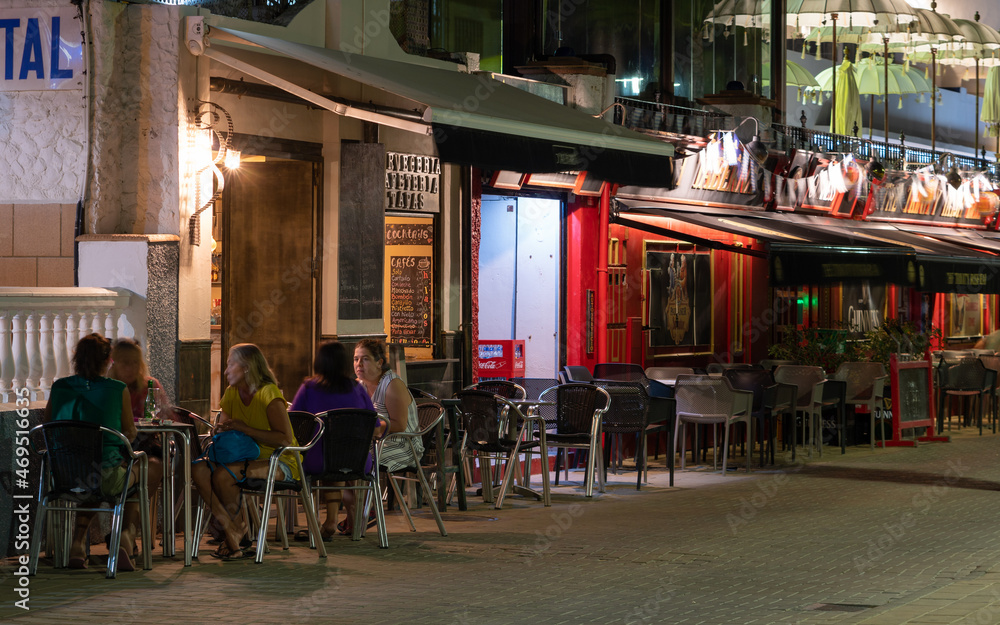 Obraz premium Evening nightlife scene in Cádiz Old Town, Andalusia, Spain