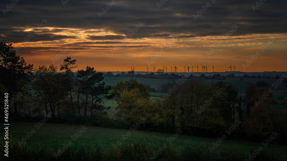 Abendrot über herbstliche Landschaften