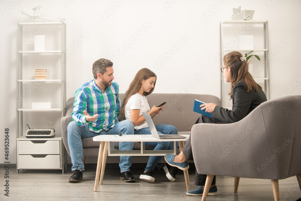 Obraz premium psychologist give family therapy for dad and phone addicted daughter girl, family