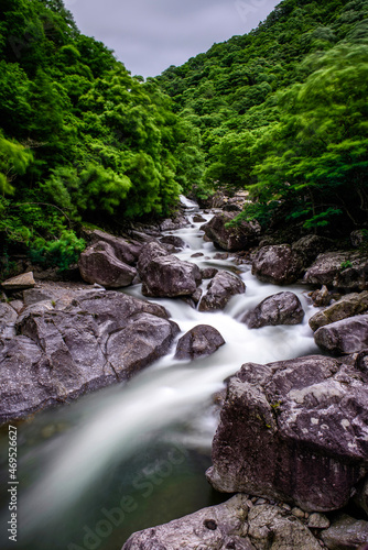 대한민국 지리산 뱀사골 계곡의 시원한 물흐름과 
푸른숲 바위 계곡의 아름다운 풍경