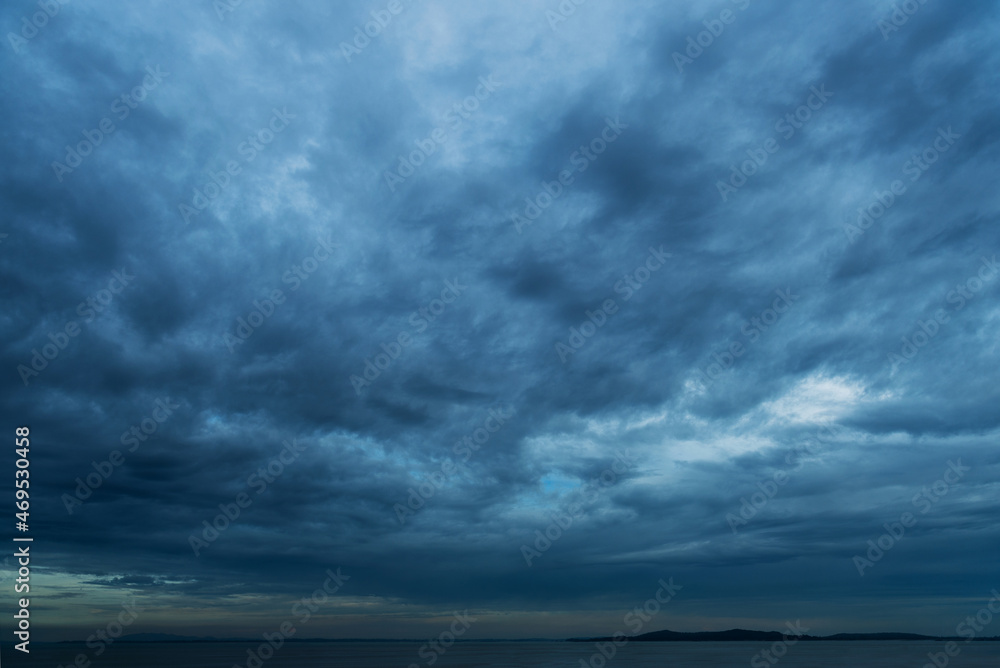 Obraz premium Dark clouds before a thunder-storm