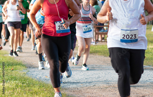 Crowded group of runners racing a 5K around Belmont Lake © coachwood