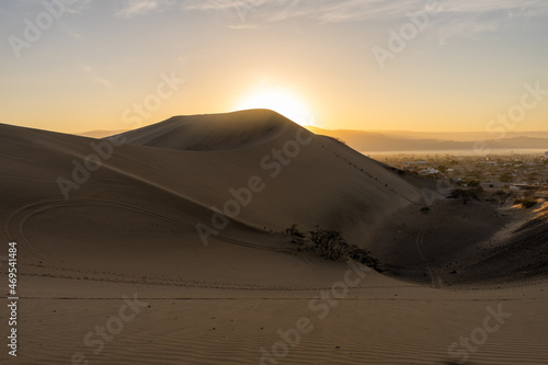 amanecer en cuidad con dunas de arena