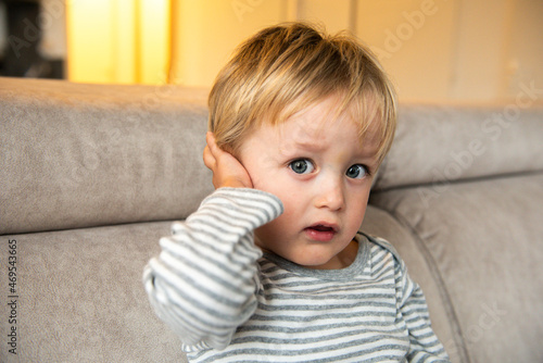 Obraz na płótnie enfant se touchant l'oreille, douleurs