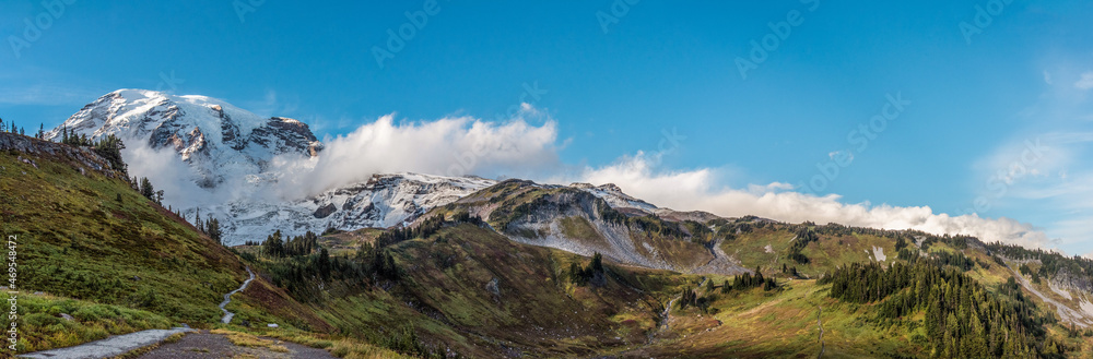 Obraz premium View on the magnificent Mount Rainier from Paradise Vista trail