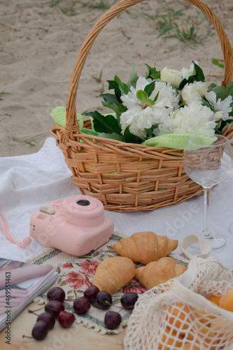 picnic on the beach (пикник на пляжу)
