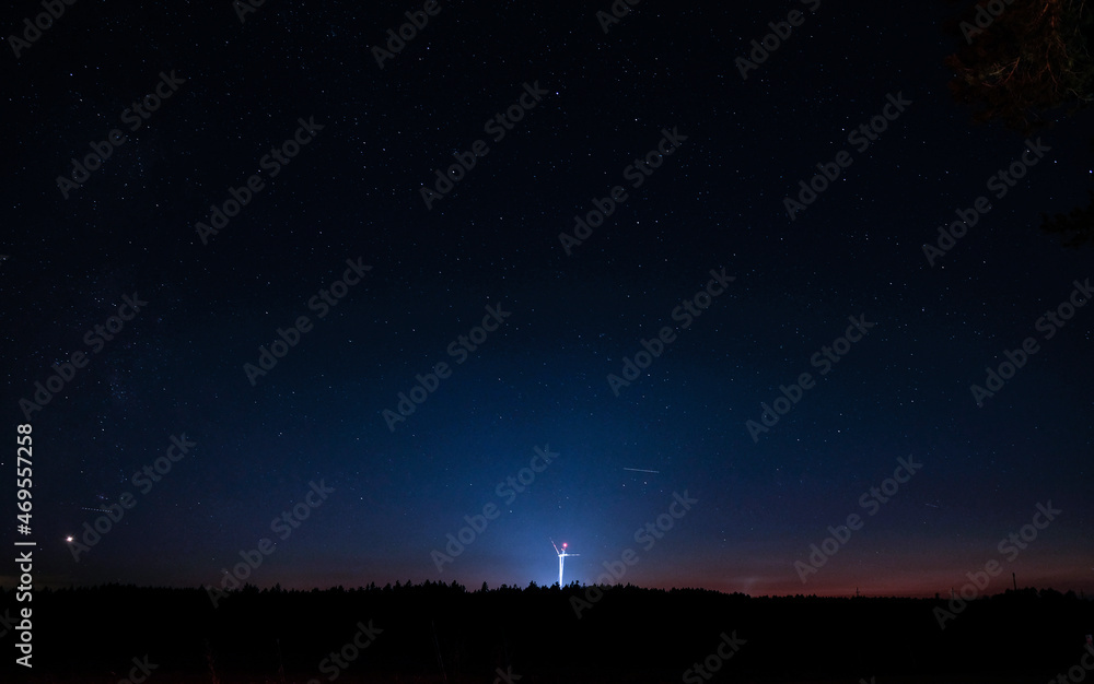 Fototapeta premium Montage Windrad Windkraft 200 Meter 240 Meter bei Nacht