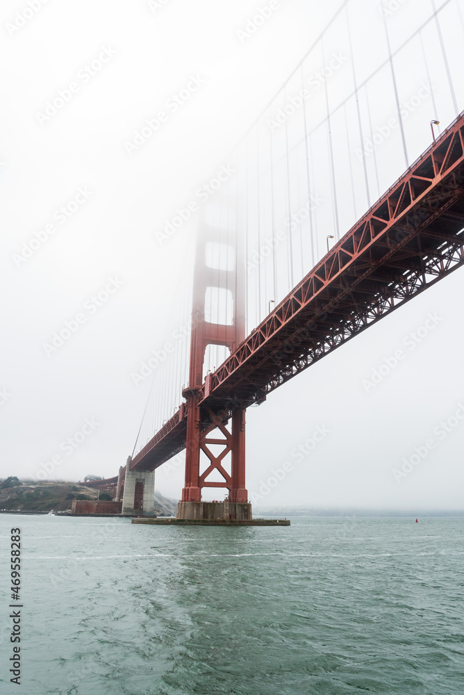 Fototapeta premium Famous Golden Gate bridge in San Francisco on a foggy day