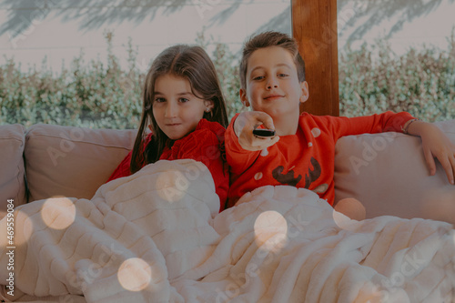 NIÑOS VIENDO LA TELEVISIÓN CON JERSEY NAVIDEÑO 