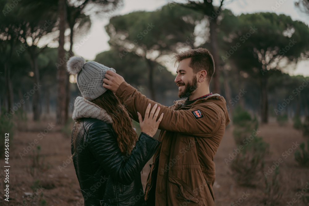 PAREJA DE ENAMORADOS SIENDO FELICES AL AIRE LIBRE PAREJA DE ENAMORADOS SIENDO FELICES AL AIRE LIBRE