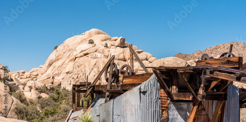 An abandoned old gold mine in the Joshua Tree National Park © imagoDens
