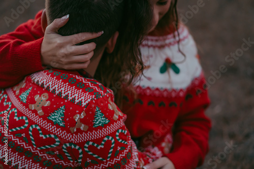 PAREJA DE ENAMORADOS CON JERSEIS NAVIDEÑOS