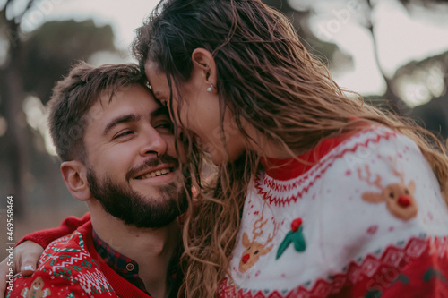 PAREJA DE ENAMORADOS CON JERSEIS NAVIDEÑOS
