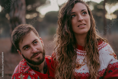 PAREJA DE ENAMORADOS CON JERSEIS NAVIDEÑOS