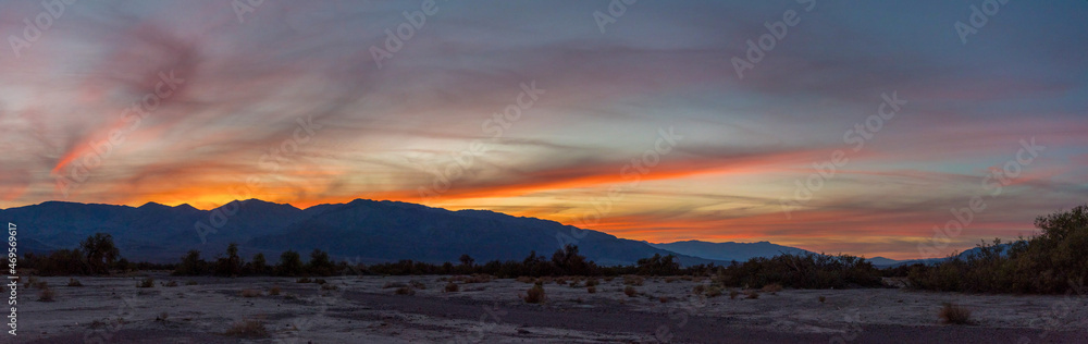 Fototapeta premium Sunset over furnace creek in Death Valley National Park