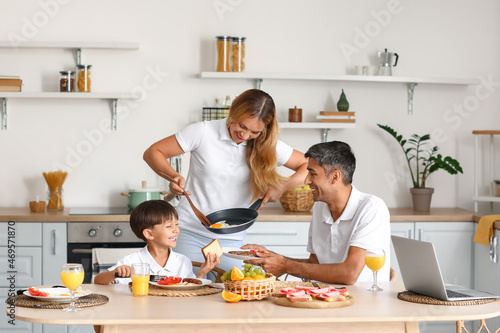 Young woman putting fried e...