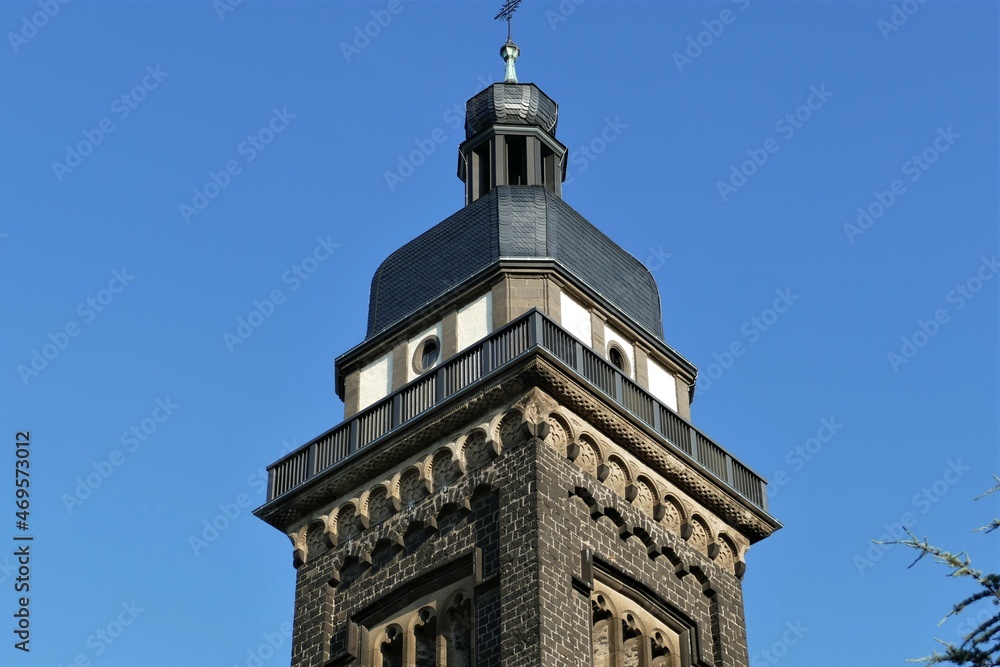 Turm der Sankt-Dionysius-Kirche in Kruft / Eifel