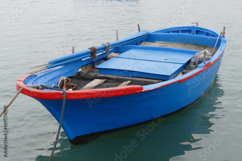 La vecchia barca del pescatore attraccata al molo