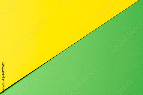 The minimum composition of the line in yellow and green paper colors.