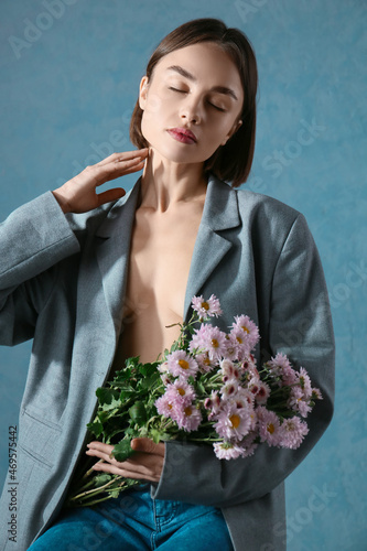 Pretty young woman with bou...