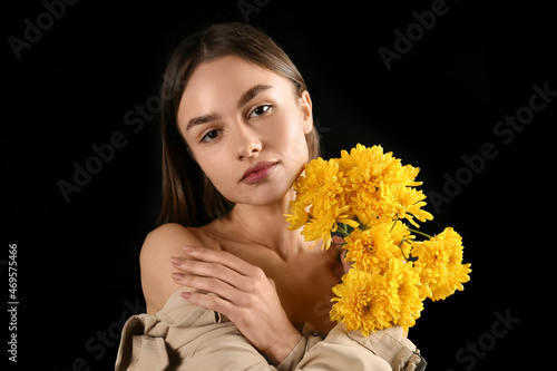 Sexy young woman with bouqu...