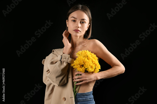 Sexy young woman with bouqu...