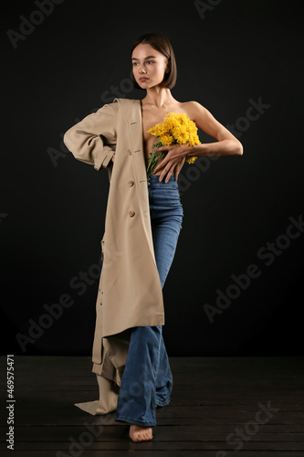 Sexy young woman with bouqu...