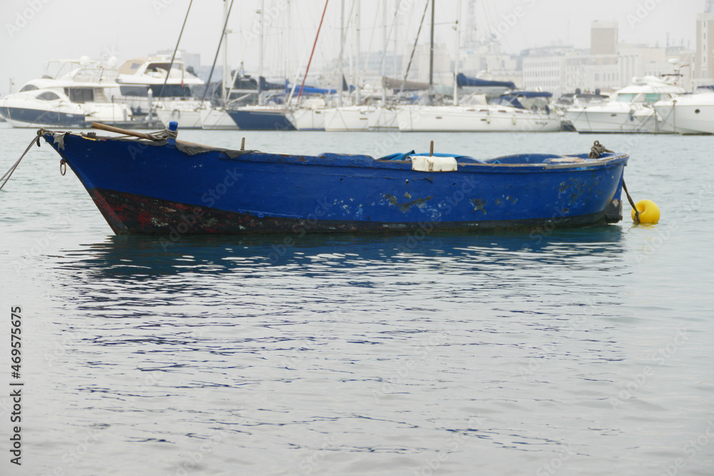 La vecchia barca del pescatore attraccata al molo La vecchia barca del pescatore attraccata al molo