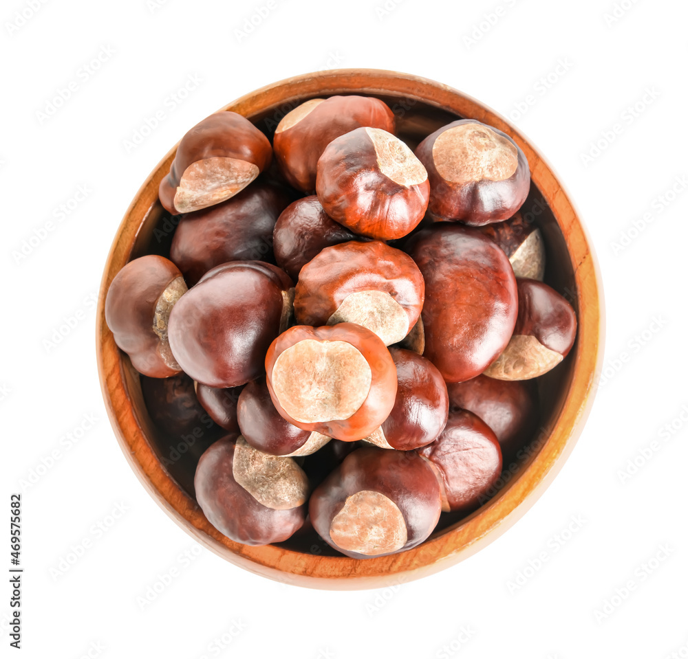 Obraz premium Bowl full of chestnuts on white background