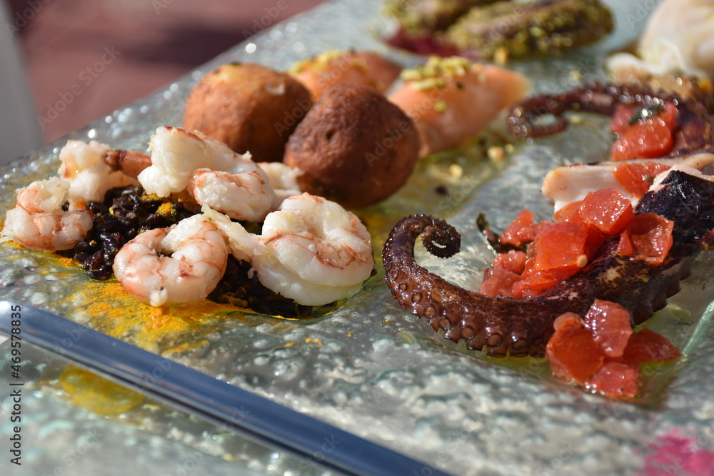 Antipasto di mare, polpo gamberetti e pesce spada affumicato. Sicilia
