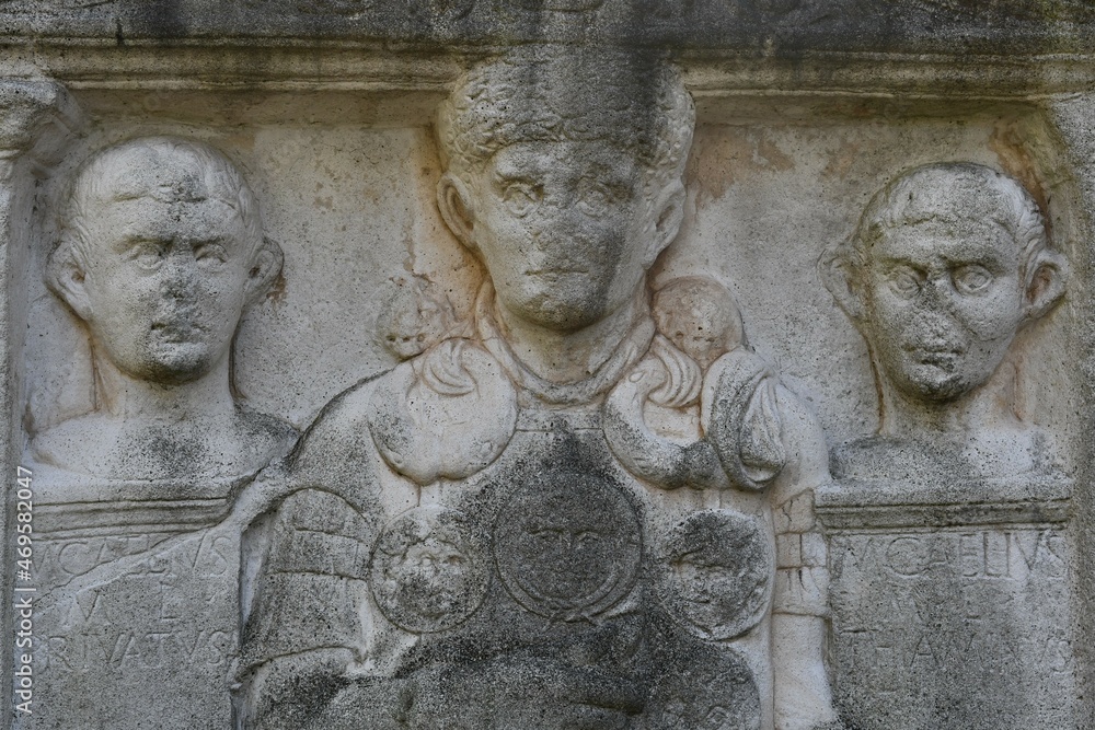 Figurengruppe am römischen Caeliusstein in Xanten - Birten am Niederrhein