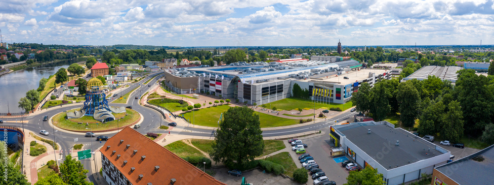 Widok na południową część miasta Gorzów Wielkopolski i centrum handlowe na zawarciu, koło Spichlerza - obrazy, fototapety, plakaty 