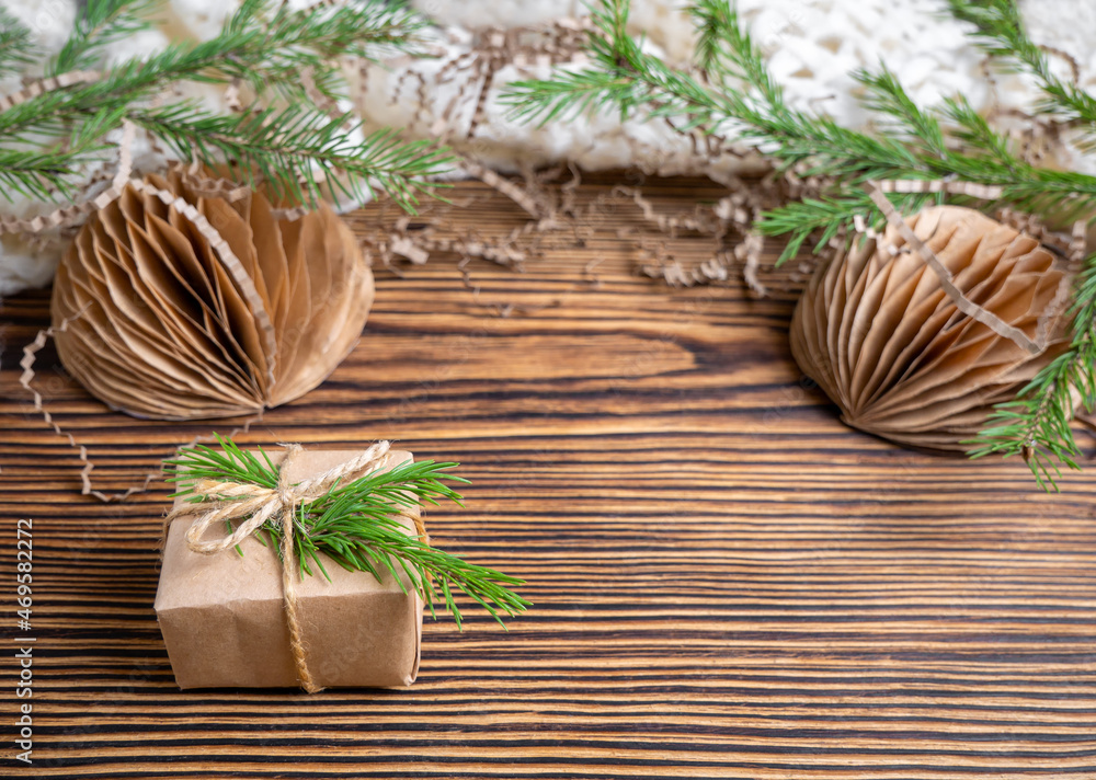 Obraz premium Packed Christmas gift box with natural Christmas decor, balloons and a Christmas tree. Zero waste.