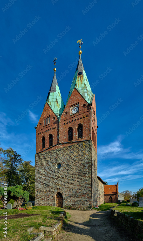 Imposanter Doppel-Westturm der spätromanischen Dorfkirche Willmersdorf im Herbst (Hochpanorama aus 5 Einzelbildern)