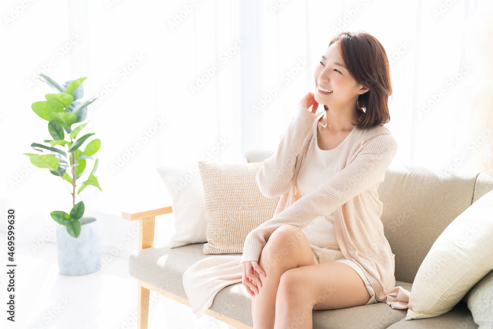 リラックスする若い女性 リラックスする若い女性