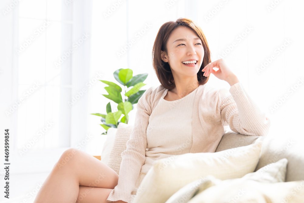 リラックスする若い女性 リラックスする若い女性