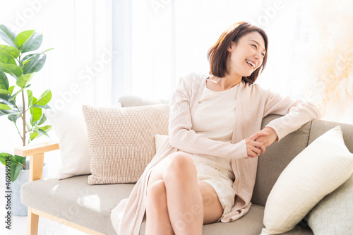 リラックスする若い女性 Free Download リラックスする若い女性 - GFXLoad