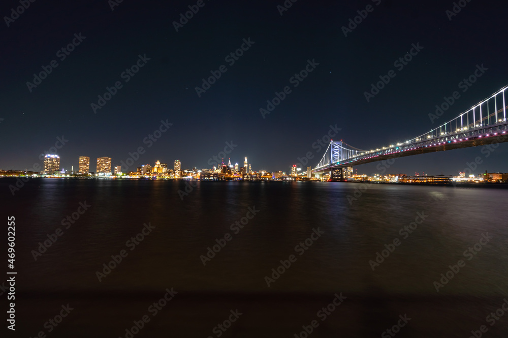 Fototapeta premium Delaware River, Philadelphia, and the Benjamin Franklin Bridge at Night 