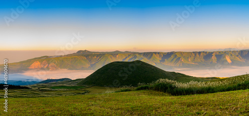 米塚(阿蘇山)「大自然の雲海風景と米塚火口跡」
Yonezuka(Mt. Aso)