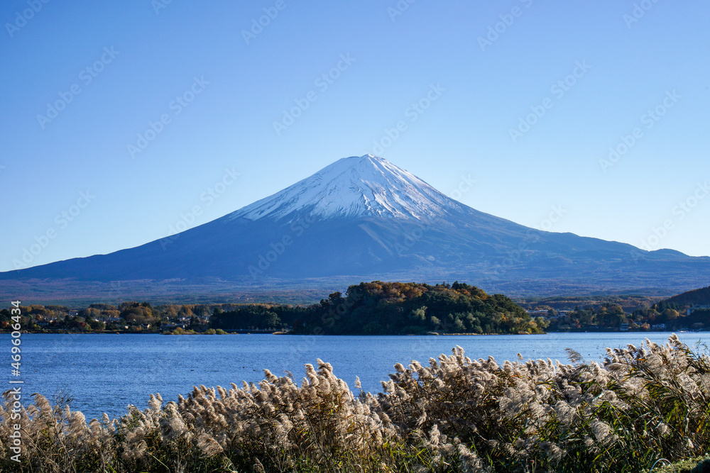 夕方の山梨県河口湖と富士山