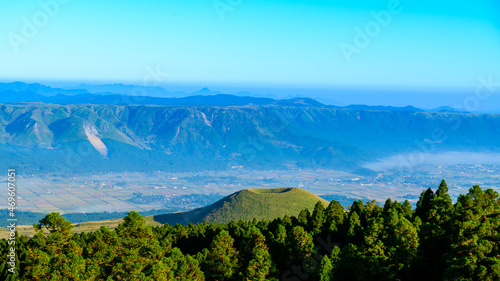 さわやか自然「阿蘇山への道」
早朝の米塚と阿蘇外輪山風景
Refreshing nature 