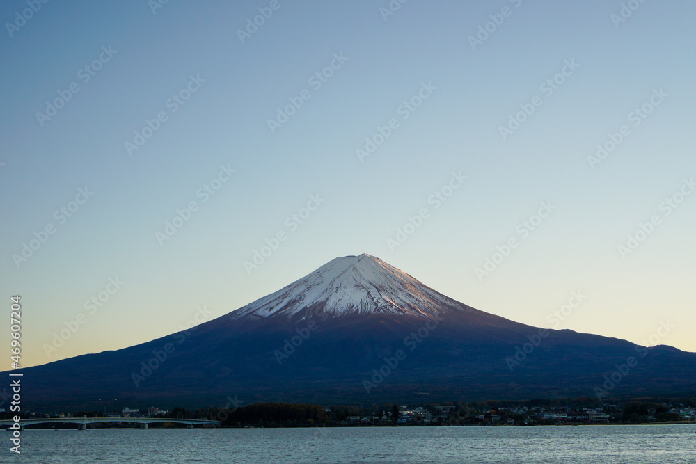 夕方の山梨県河口湖と富士山