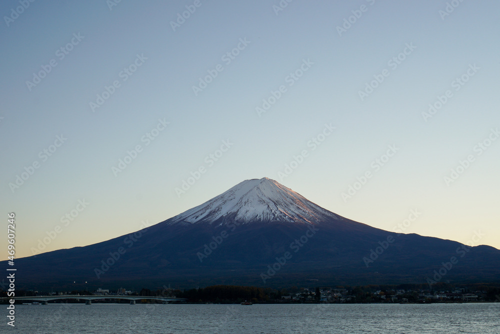 夕方の山梨県河口湖と富士山