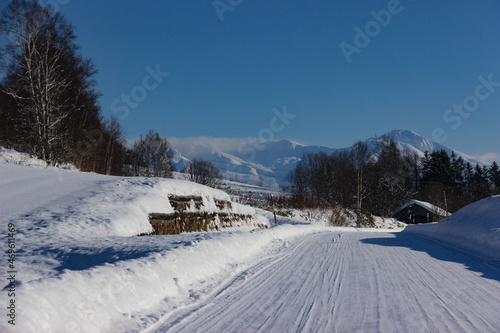 除雪された冬の道路 
