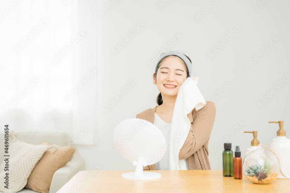 タオルで顔を拭く女性
タオルで顔を拭く女性