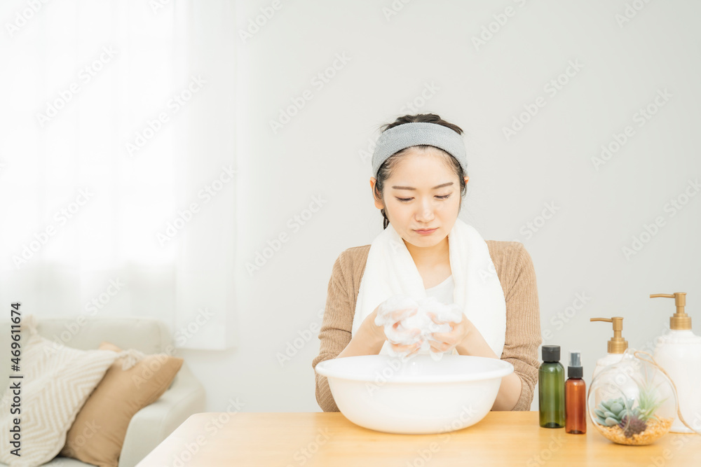 泡洗顔する女性(困る)
泡洗顔する女性(困る)