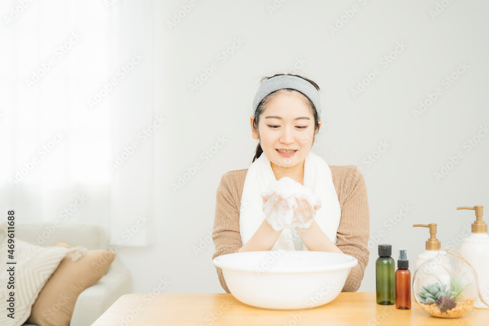 泡洗顔する女性
泡洗顔する女性