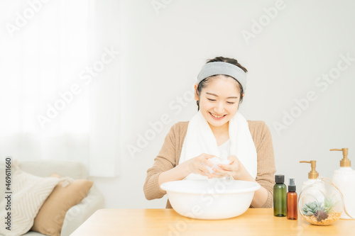 泡洗顔する女性 