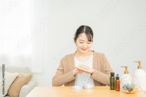 保湿クリームを使う女性（手） 