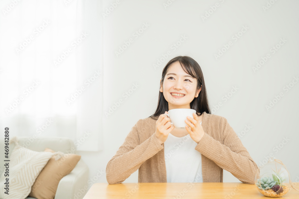 スープを飲む女性
